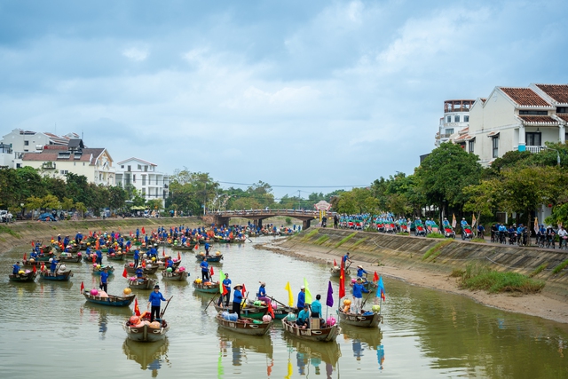 Ghe bơi, xích lô diễu hành kỷ niệm 25 năm Hội An là di sản thế giới- Ảnh 8.