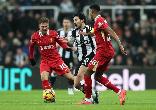 Salah tỏa sáng, Liverpool suýt trắng tay trước Newcastle- Ảnh 1.