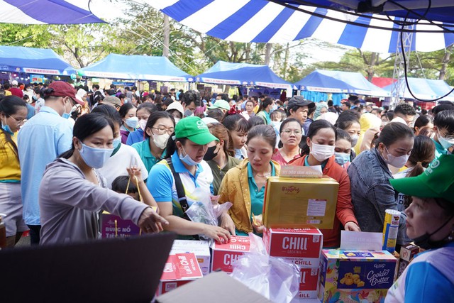 Đoàn viên - lao động mua sắm tại “Ngày hội công nhân - Phiên chợ nghĩa tình” năm 2024 do Công đoàn các KCX-CN TP HCM tổ chức. Ảnh: HỒNG ĐÀO