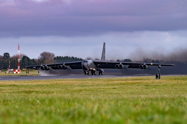 Chiếc B-52H Stratofortress lăn bánh trên đường băng tại RAF Fairford, Anh, tham gia cuộc tập trận Apex Buccaneer vào ngày 3-12. Ảnh: Không quân Mỹ