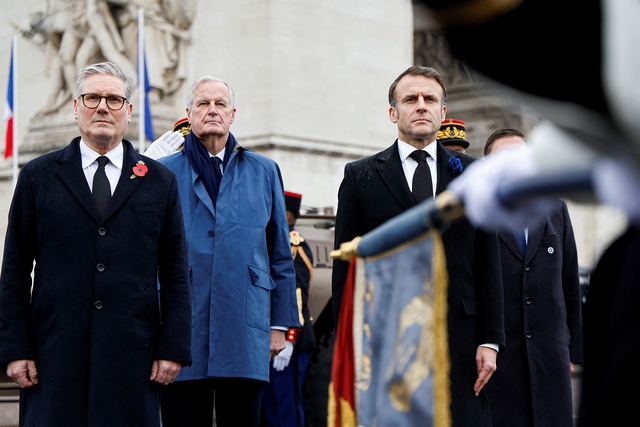 Tổng thống Emmanuel Macron (phải) và Thủ tướng Michel Barnier (giữa) tại một sự kiện ở thủ đô Paris - Pháp hôm 11-11 Ảnh: REUTERS