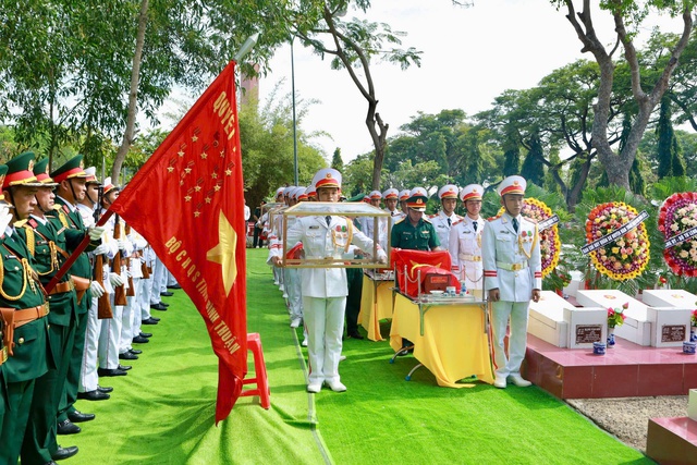 Bình Thuận an táng liệt sĩ hy sinh trong thực hiện nhiệm vụ diễn tập- Ảnh 2.