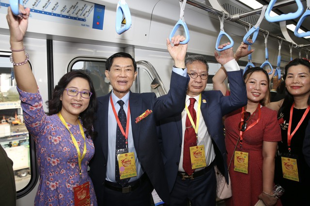 Đoàn kiều bào tham quan, trải nghiệm tuyến Metro số 1 trong khuôn khổ chương trình Xuân Quê hương năm 2024 diễn ra tại TP HCM từ ngày 1 đến 2-2 Ảnh: HOÀNG TRIỀU