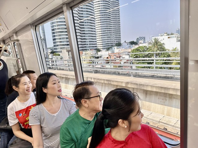 Thành Lộc, Trịnh Kim Chi, Lê Khánh thích thú ngắm nhìn TP HCM trên tuyến tàu metro đầu xuân- Ảnh 3.