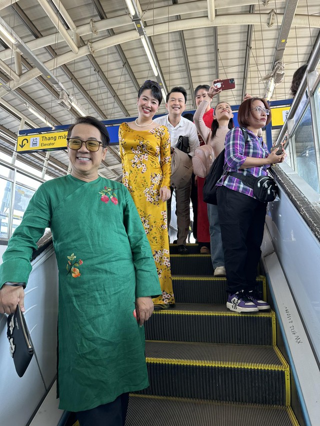 Thành Lộc, Trịnh Kim Chi, Lê Khánh thích thú ngắm nhìn TP HCM trên tuyến tàu metro đầu xuân- Ảnh 6.