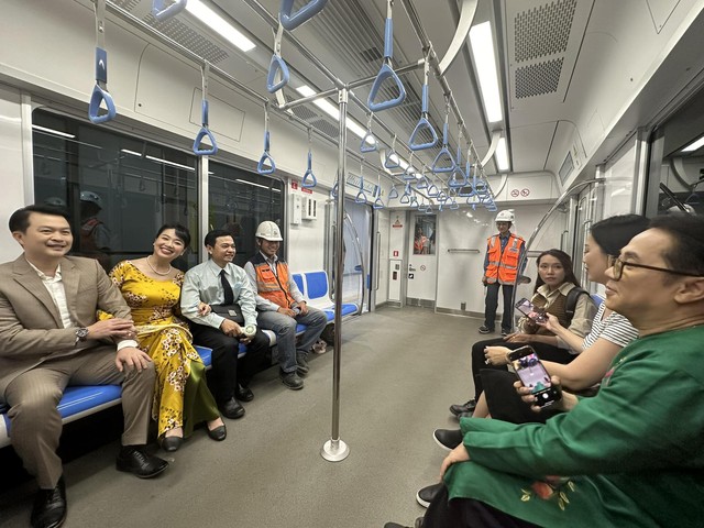 Thành Lộc, Trịnh Kim Chi, Lê Khánh thích thú ngắm nhìn TP HCM trên tuyến tàu metro đầu xuân- Ảnh 10.