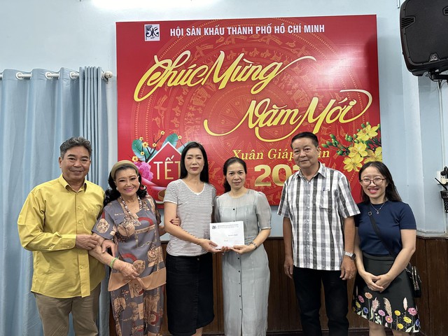 Quỹ "Chung một tấm lòng" của HTV cùng NSND Kim Cương trao quà tết cho Ban Ái Hữu Nghệ sĩ TP HCM- Ảnh 1.