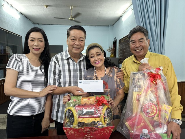 Quỹ "Chung một tấm lòng" của HTV cùng NSND Kim Cương trao quà tết cho Ban Ái Hữu Nghệ sĩ TP HCM- Ảnh 2.