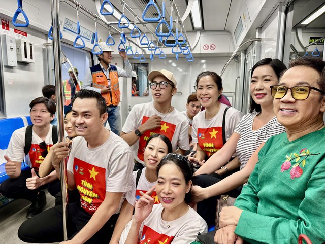 Thành Lộc, Trịnh Kim Chi, Lê Khánh thích thú ngắm nhìn TP HCM trên tuyến tàu metro đầu xuân- Ảnh 1.