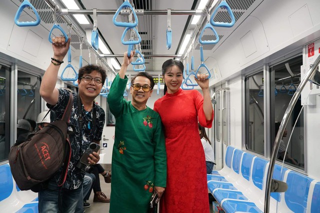 Thành Lộc, Trịnh Kim Chi, Lê Khánh thích thú ngắm nhìn TP HCM trên tuyến tàu metro đầu xuân- Ảnh 9.