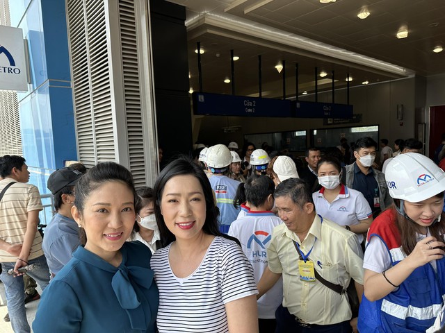 Thành Lộc, Trịnh Kim Chi, Lê Khánh thích thú ngắm nhìn TP HCM trên tuyến tàu metro đầu xuân- Ảnh 7.