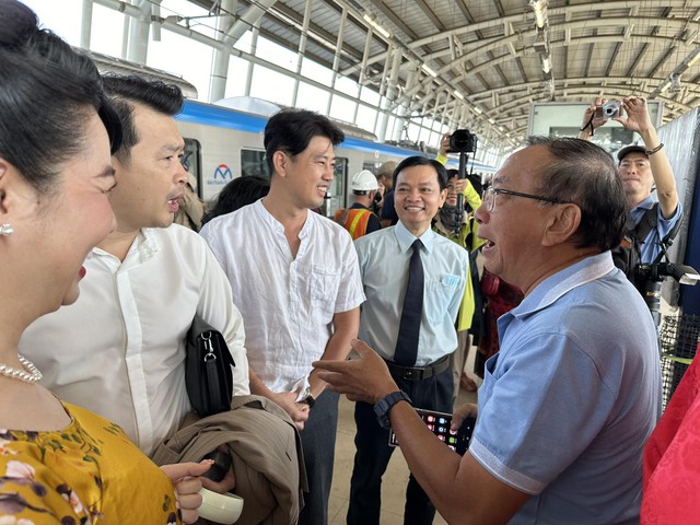 Thành Lộc, Trịnh Kim Chi, Lê Khánh thích thú ngắm nhìn TP HCM trên tuyến tàu metro đầu xuân- Ảnh 5.
