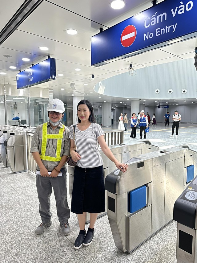 Thành Lộc, Trịnh Kim Chi, Lê Khánh thích thú ngắm nhìn TP HCM trên tuyến tàu metro đầu xuân- Ảnh 2.