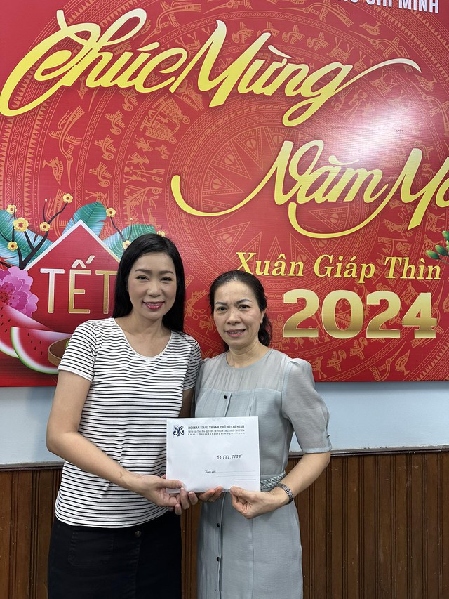 Quỹ "Chung một tấm lòng" của HTV cùng NSND Kim Cương trao quà tết cho Ban Ái Hữu Nghệ sĩ TP HCM- Ảnh 3.