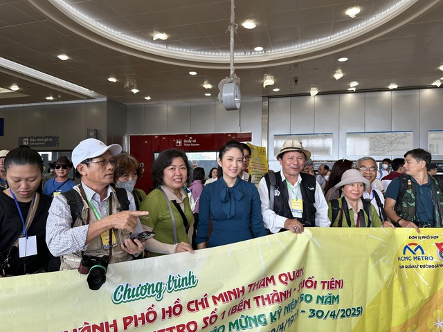 Thành Lộc, Trịnh Kim Chi, Lê Khánh thích thú ngắm nhìn TP HCM trên tuyến tàu metro đầu xuân- Ảnh 12.
