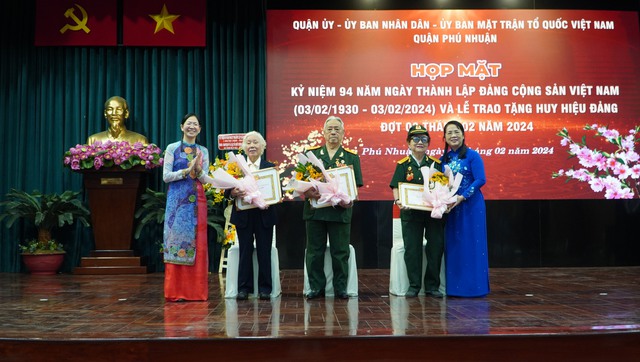 Phú Nhuận trao huy hiệu Đảng cho 100 đảng viên trong dịp 3-2- Ảnh 2.