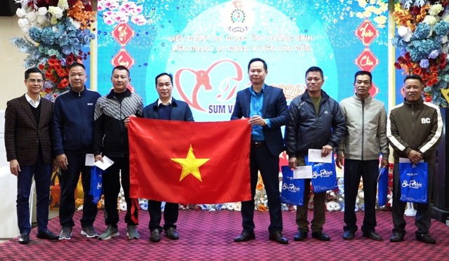 Báo Người Lao Động và Nghiệp đoàn Nghề cá tặng cờ Tổ quốc, quà cho các ngư dân- Ảnh 2.