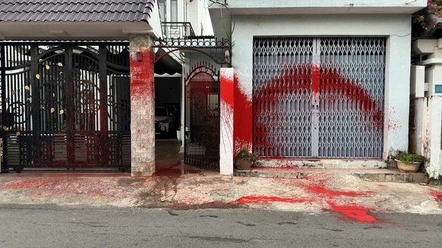 Xác minh việc 2 căn nhà bị tạt sơn đỏ- Ảnh 1.