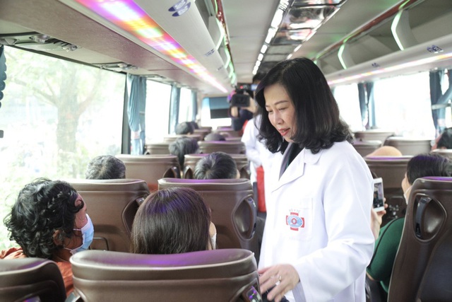 Bộ trưởng Bộ Y tế tiễn bệnh nhân về quê đón Tết trên chuyến xe "0 đồng"- Ảnh 1.