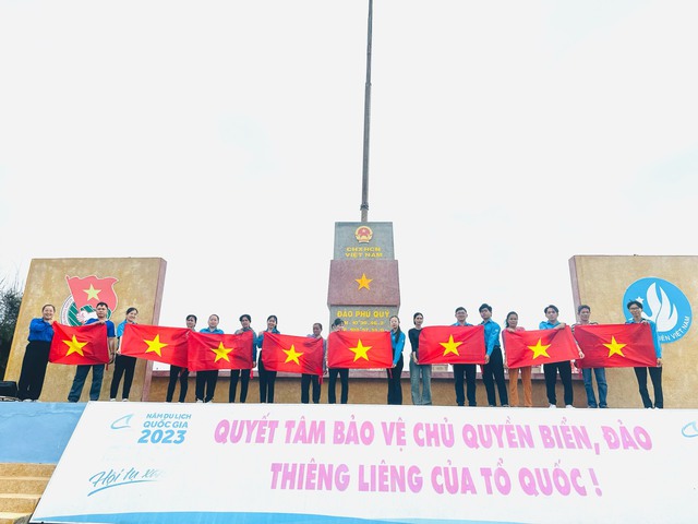 Thiêng liêng lễ chào cờ "Tôi yêu Tổ quốc tôi" tại huyện đảo Phú Quý- Ảnh 1.