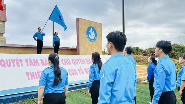 Thiêng liêng lễ chào cờ "Tôi yêu Tổ quốc tôi" tại huyện đảo Phú Quý- Ảnh 2.