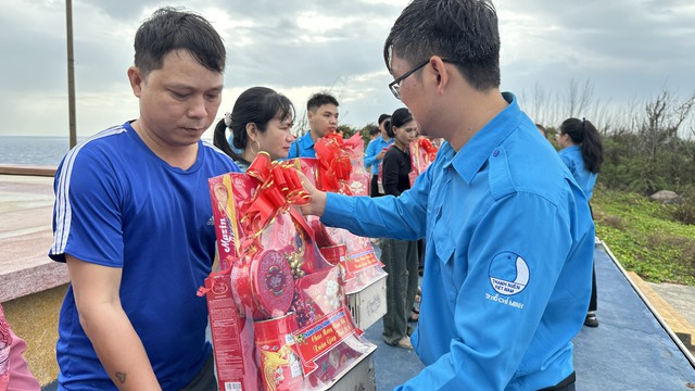 Thiêng liêng lễ chào cờ "Tôi yêu Tổ quốc tôi" tại huyện đảo Phú Quý- Ảnh 3.