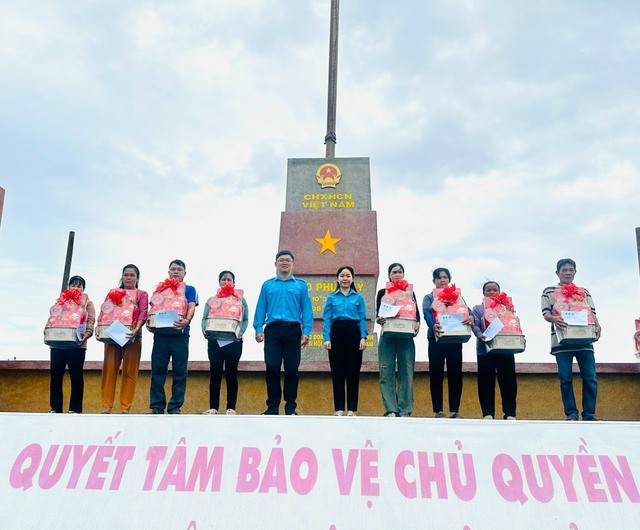 Thiêng liêng lễ chào cờ "Tôi yêu Tổ quốc tôi" tại huyện đảo Phú Quý- Ảnh 4.