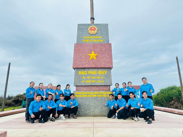 Thiêng liêng lễ chào cờ "Tôi yêu Tổ quốc tôi" tại huyện đảo Phú Quý- Ảnh 5.