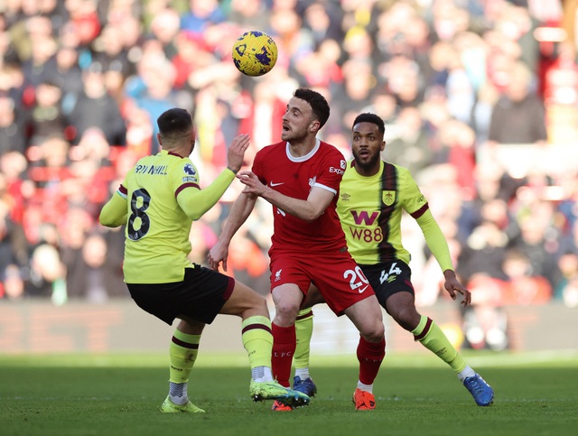 "Tam tấu" bùng nổ, Liverpool vượt lên ngôi đầu Ngoại hạng Anh- Ảnh 1.