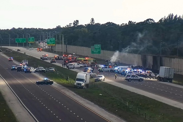 Máy bay tư nhân lao xuống đường cao tốc và bốc cháy ở bang Florida của Mỹ. Ảnh: FL DOT