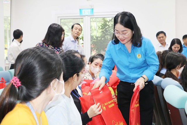 Công nhân làm việc xuyên Tết được lãnh đạo tỉnh Bình Dương tặng quà, lì xì- Ảnh 5.