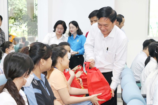 Công nhân làm việc xuyên Tết được lãnh đạo tỉnh Bình Dương tặng quà, lì xì- Ảnh 2.