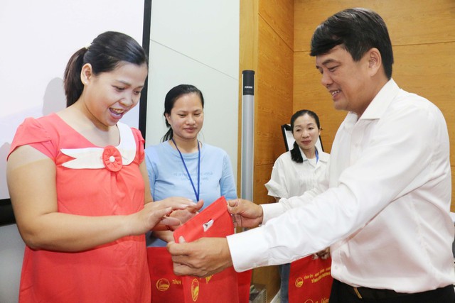 Công nhân làm việc xuyên Tết được lãnh đạo tỉnh Bình Dương tặng quà, lì xì- Ảnh 3.
