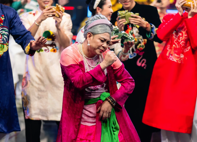 Quang Thắng, Vân Dung tung hứng duyên dáng trong "Gala cười"

- Ảnh 2.