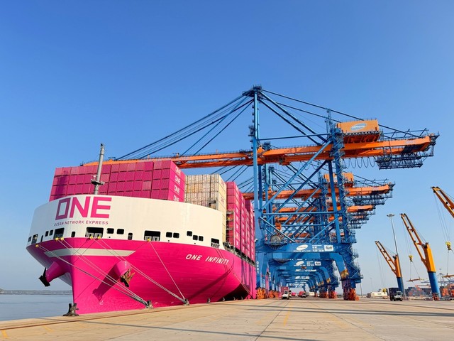 Nhiều tàu container "xông đất" cảng Cái Mép - Thị Vải- Ảnh 1.