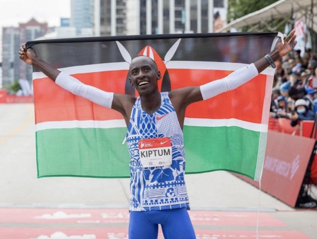 Kỷ lục gia marathon Kelvin Kiptum tử nạn tuổi 24- Ảnh 1.