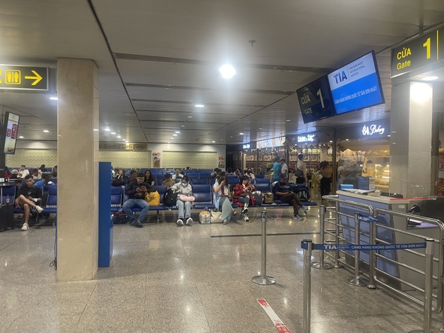 Sân bay Tân Sơn Nhất lại tất bật đón khách trở lại TP HCM- Ảnh 1.
