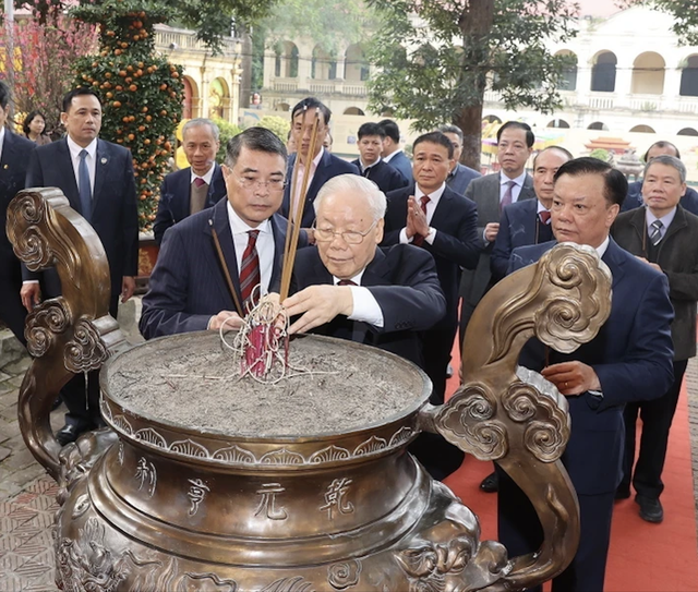Tổng Bí thư Nguyễn Phú Trọng dâng hương tại Hoàng Thành Thăng Long- Ảnh 7.