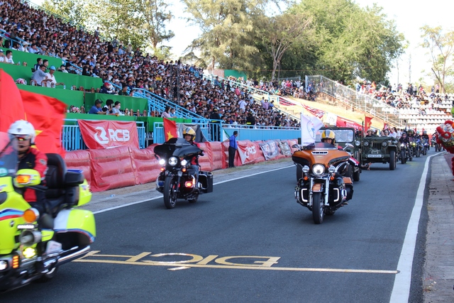 VIDEO: Hàng ngàn người đổ về Cần Thơ xem đua mô tô- Ảnh 1.