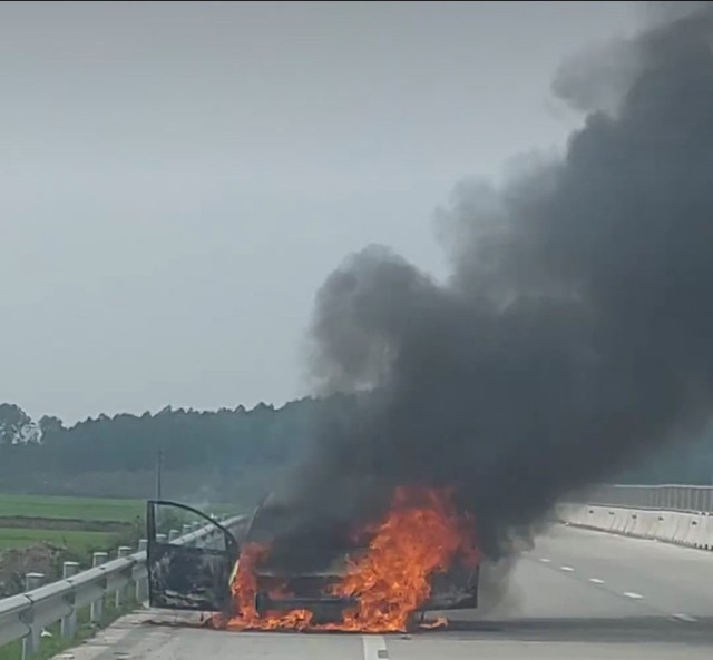 Ôtô bốc cháy ngùn ngụt tại nút giao cao tốc Bắc - Nam- Ảnh 1.