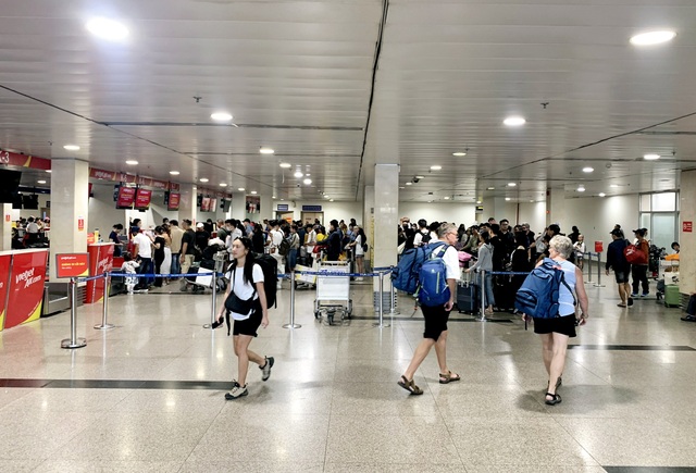 Người dân ùn ùn trở về TP HCM qua sân bay Tân Sơn Nhất- Ảnh 1.