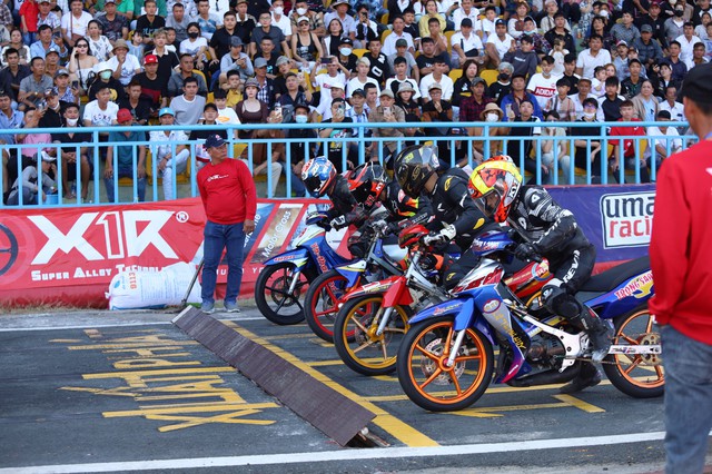 VIDEO: Hàng ngàn người đổ về Cần Thơ xem đua mô tô- Ảnh 4.