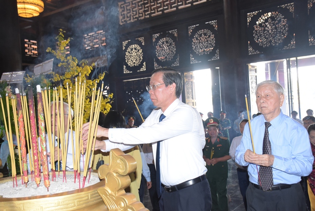 Dâng hương, dâng hoa tại Đền tưởng niệm Khu Lịch sử truyền thống cách mạng Sài Gòn - Chợ Lớn - Gia Định- Ảnh 2.