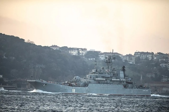 Ukraine tuyên bố đánh chìm tàu đổ bộ thứ 4 của Nga- Ảnh 1.