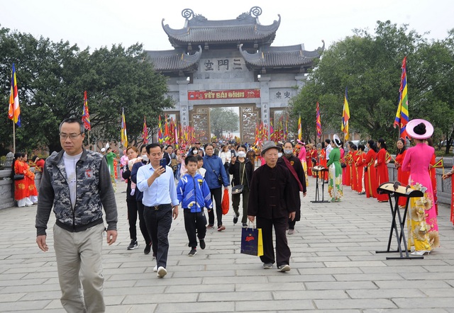Hàng ngàn người đổ về dự khai hội chùa Bái Đính- Ảnh 11.