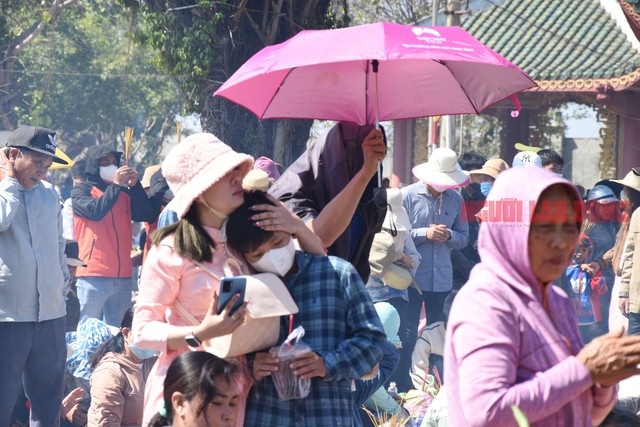 CLIP: Hàng ngàn người “vật lộn” dưới nắng gắt để viếng Mẹ Nam Hải- Ảnh 10.