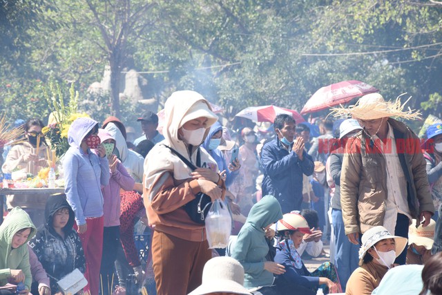 CLIP: Hàng ngàn người “vật lộn” dưới nắng gắt để viếng Mẹ Nam Hải- Ảnh 11.
