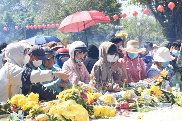CLIP: Hàng ngàn người “vật lộn” dưới nắng gắt để viếng Mẹ Nam Hải- Ảnh 15.