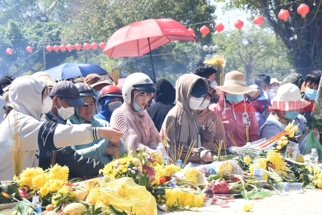 CLIP: Hàng ngàn người “vật lộn” dưới nắng gắt để viếng Mẹ Nam Hải- Ảnh 16.