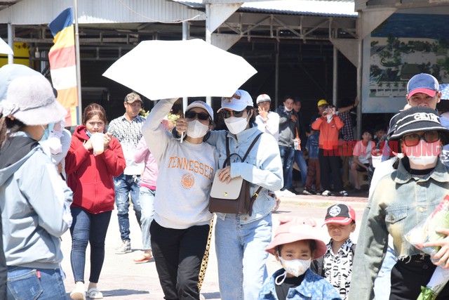 CLIP: Hàng ngàn người “vật lộn” dưới nắng gắt để viếng Mẹ Nam Hải- Ảnh 25.